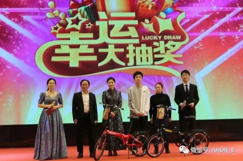 董事長王青、總經(jīng)理劉琴芳頒發(fā)一等獎