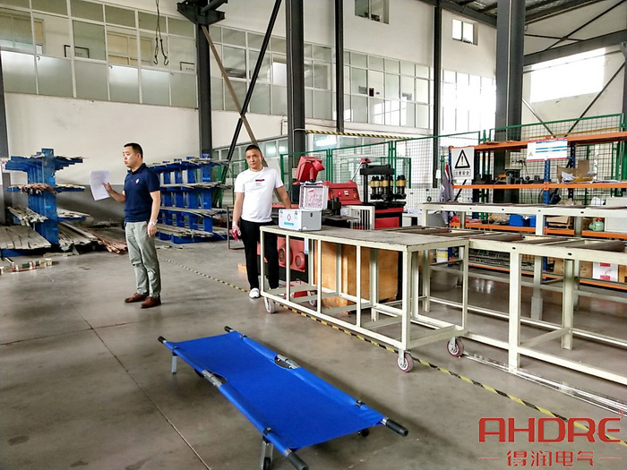 對(duì)使用救援工具的現(xiàn)場模擬.jpg